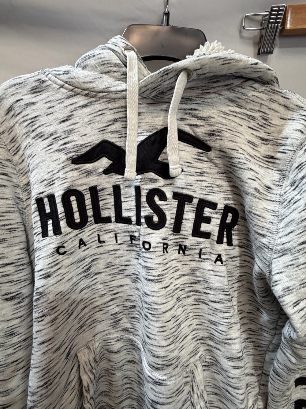 Hollister Men's White Marled Crewneck Hoodie with Black Logo